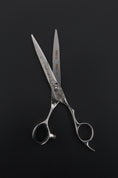 Load image into Gallery viewer, HAKU Master Series – Ergonomische Damastschere für Friseure mit 3D Offset-Griff